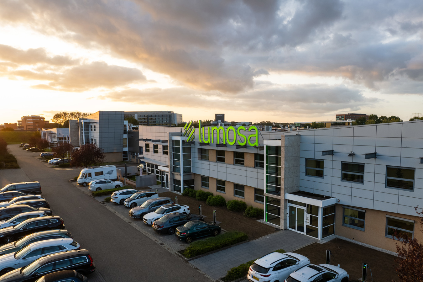 Lumosa office in Son with modern facade and outdoor LED lighting